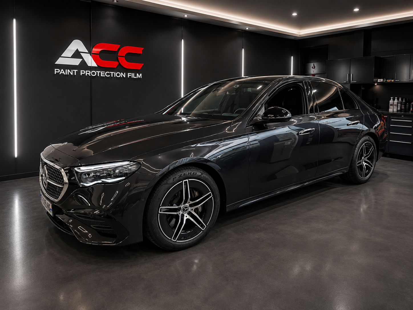 Mercedes avec film PPF ACC finition brillante en showroom